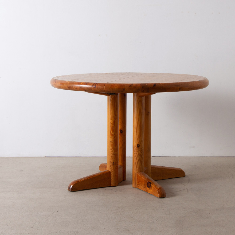 Extension Round Table by Rainer Daumiller for Hirtshals Savvaerk in Pine
Denmark , 1970s
デンマーク出身のデザイナー、Rainer Daumiller（ライナー・ドーミラー）によるHirtshals Savvaerk社製のラウンドテーブル。
中央部に別の天板を挟み込むことで、ダイニングテーブルとしても使用が可能です。
