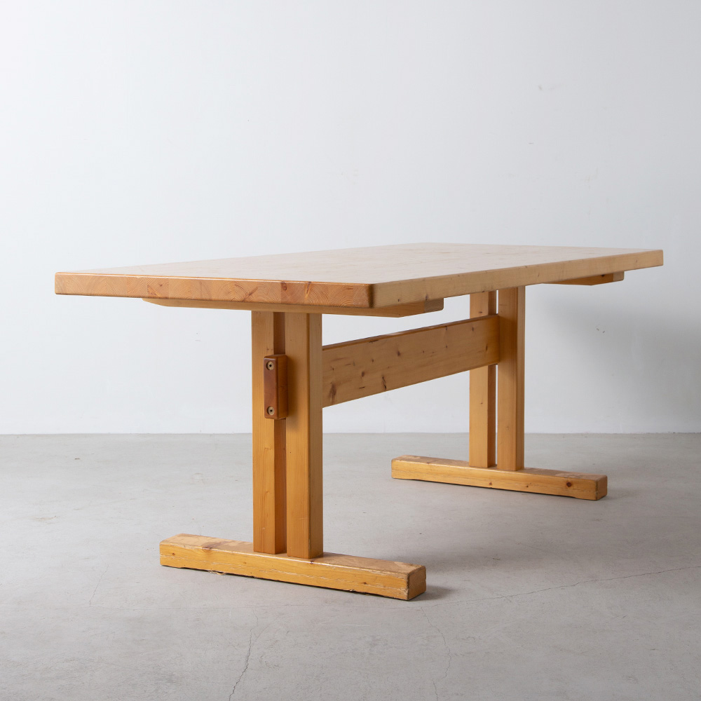 Long Table by Charlotte Perriand for Les Arcs from Village in Savoie in Pine
France , 1980s
フランスのスキーリゾート Les arcs（レ・ザルク）の為、Charlotte Perriand（シャルロット・ペリアン）監修のもとデザインされたロングテーブル。
ペリアンはレ・ザルクの開発計画に参画、施設の設計や内装などトータルにプロデュースしました。
