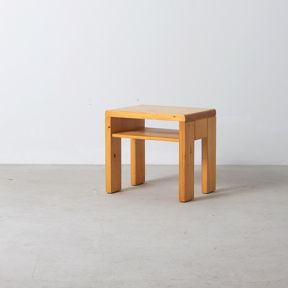 Stool by Charlotte Perriand for Les Arcs from Village in Savoie in Pine
France , 1980s
フランスのスキーリゾート Les arcs（レ・ザルク）の為、Charlotte Perriand（シャルロット・ペリアン）監修のもとデザインされたスツール 。
ペリアンはレ・ザルクの開発計画に参画、施設の設計や内装などトータルにプロデュースしました。
