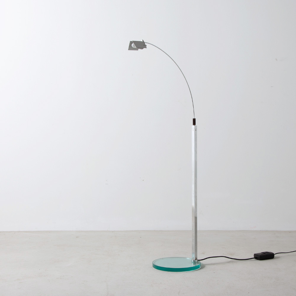 “Falena” Floor Lamp by Alvaro Siza for Fontana Arte
Italy , 1994
ポルトガルを代表する建築家 Alvaro Siza（アルヴァロ・シザ・ヴィエイラ）によって、Fontana Arte（フォンタナアルテ）1994年にデザインされたフロアランプ。
