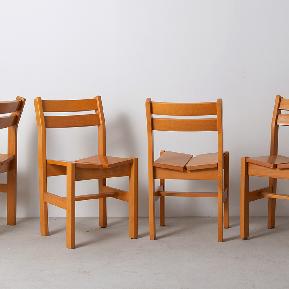 Chairs from Les Arcs Selected by Charlotte Perriand for Maison Regain
France , 1960s
フランスのスキーリゾート Les arcs（レ・ザルク）の為、1967年に Charlotte Perriand（シャルロット・ペリアン）によってセレクトされたチェア。
Maison Regain（メゾン・リーガン）社製。
1960年代半ばに製作されたもので、ペリアンはスキー場の宿泊施設の建物から家具、間取りに至るまですべての面をデザインしました。
このチェアは、地元産の木材を使用して製造されており、角度のついたシートとシートバックは見た目以上に快適な座り心地です。
同デザイン6脚入荷しています。
