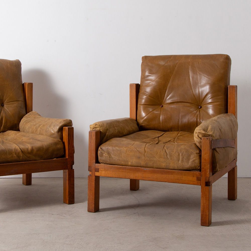 S15 Arm Chair by Pierre Chapo in Oak and Leather
France , 1960s
フランスの家具デザイナーであり木工作家でもあった、Pierre Chapo（ピエール・シャポ）によってデザインされた S15 アームチェア。
シャポの生み出した家具の特徴でもある、非常に太い木部材を贅沢に使用し貫をほとんど使わない大胆なデザインです。
また日本の木組みの三方組仕口を彷彿とさせる接合部の美しさも魅力です。
