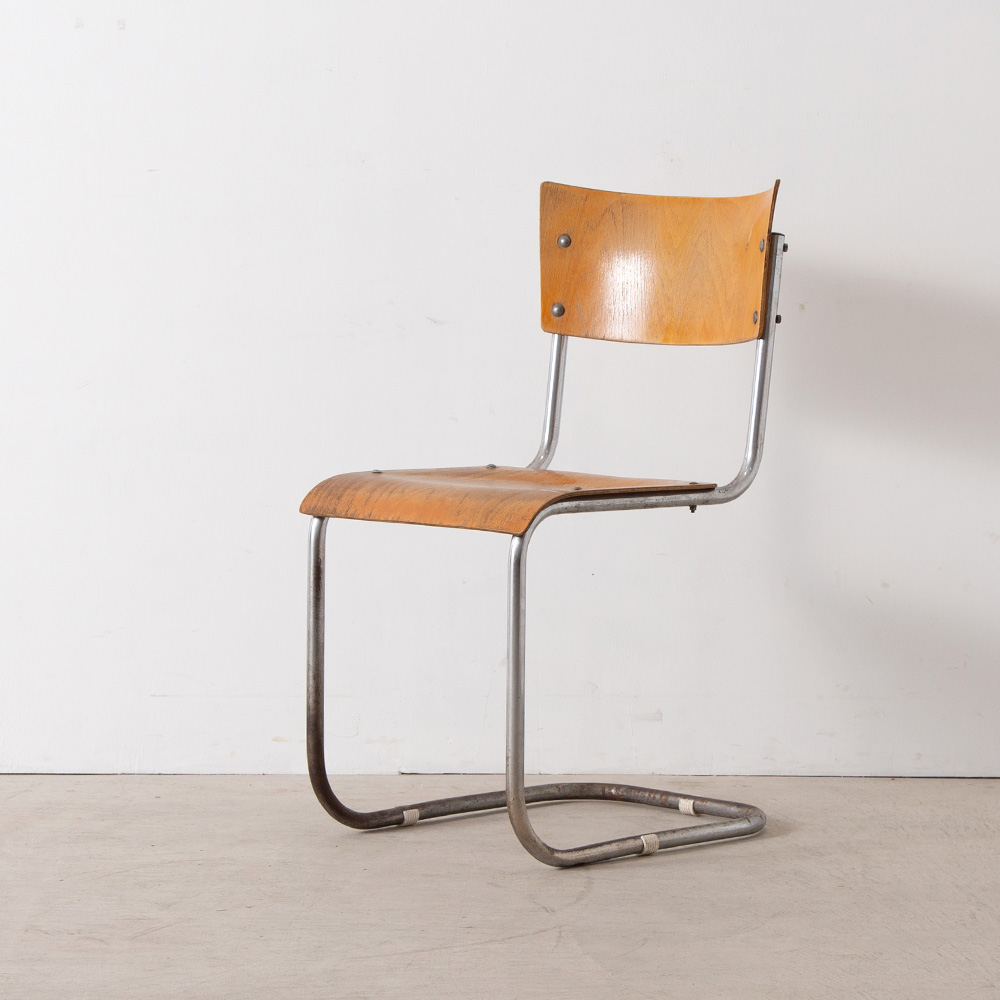 S43 Chair by Mart Stam for THONET
Germany , 1960s
オランダ・プルメレント生まれ。 建築家、都市計画家、家具デザイナーである Mart Stam（マルト・スタム）は、1926年に S-33 という世界で初めてスチール製パイプのキャンチレバー構造チェアを発表したことで知られています。

