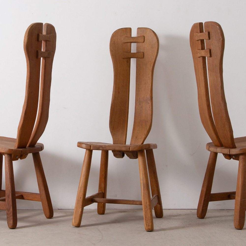 Dining Hight Back Chair for Depuydt Kunstmeubelen in Oak
Belgium , 1960s
ベルギーのメーカー、Kunstmeubelen de Puydt 社製のダイニングチェア。
大胆で美しいブルータリズムのデザインと、ハイバックの美しいフォルム、オーク無垢材を贅沢に使用した美しい一脚。
同デザイン8脚入荷しています。
