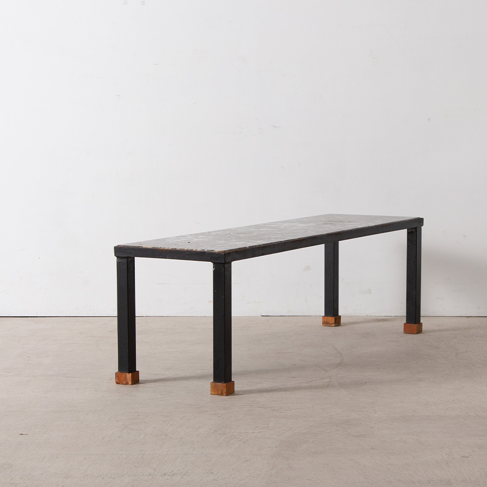 Vintage Bench in Marble , Steel and Wood
France , 1960s
大理石の座面の美しいヴィンテージのベンチ。
