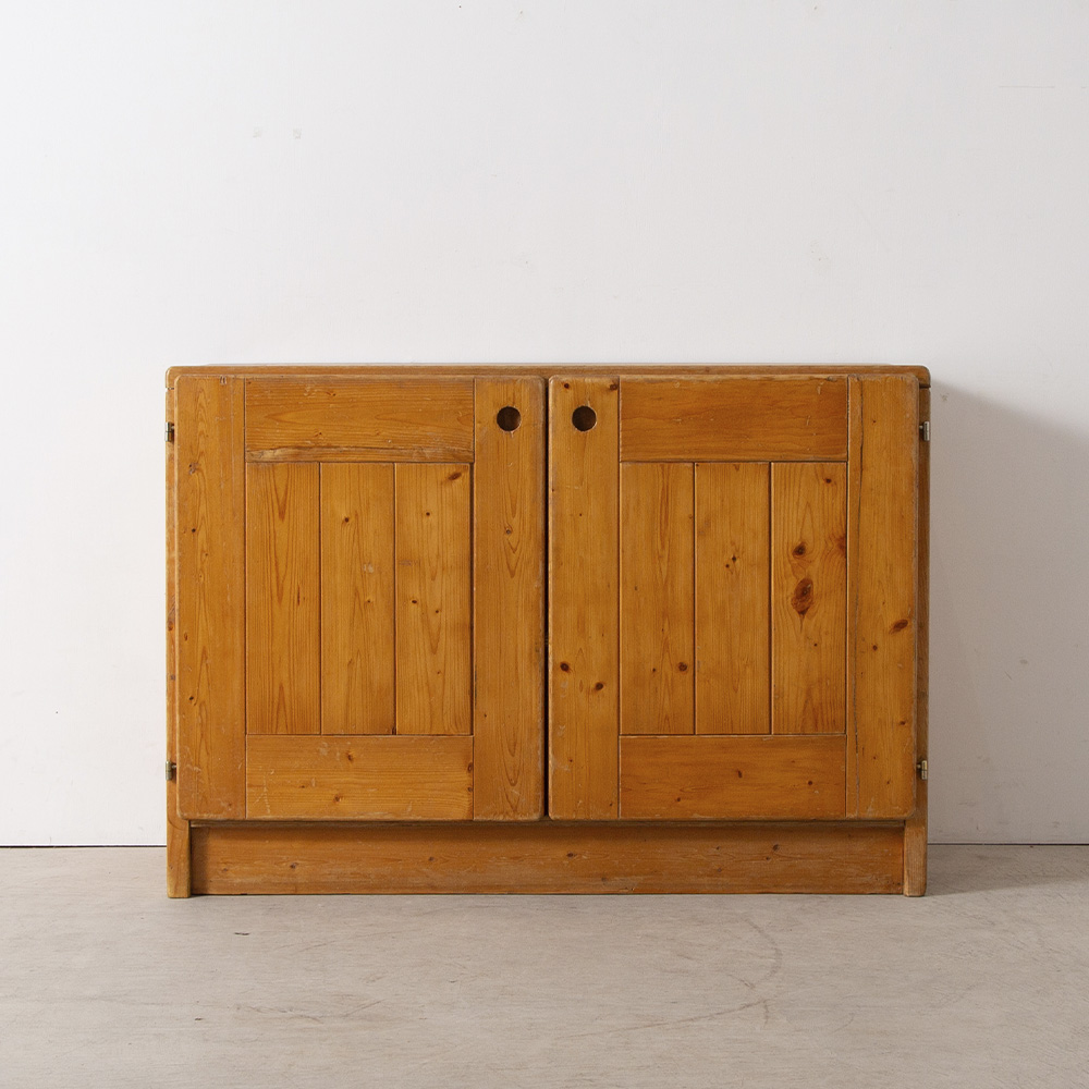 Side Cabinet by Charlotte Perriand for Les Arcs from Village in Savoie in Pine
France , Unknown
Charlotte Perriand（シャルロット・ペリアン）が携わったフランスの 