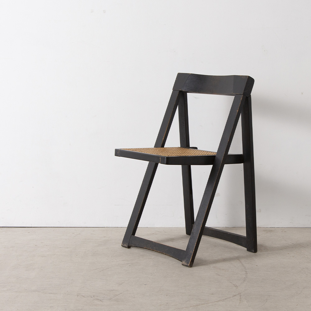 Folding Chair by Aldo Jacober for Alberto Bazzani in Wood and Rattan
Italy , 1960s
イタリアより、Aldo Jacober によって、デザインされたラタンとブラックフレームのバランスの美しいフォールディングチェア。

