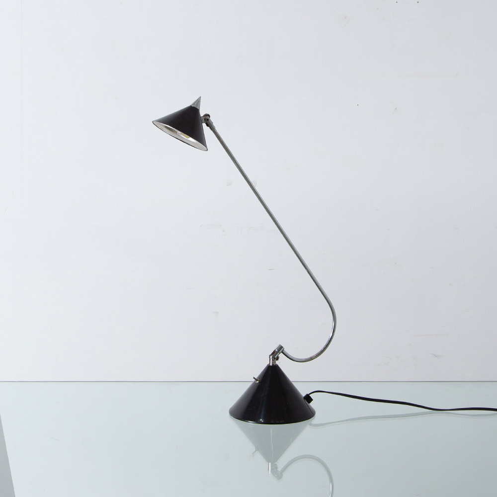 Triangular Pyramid Postmodern Desk Lamp in Black and Steel