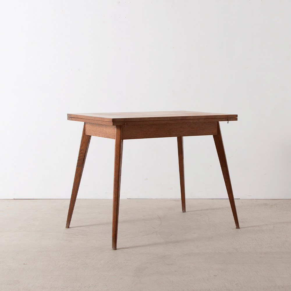 France Vintage Extension Table in Wood
France , 1960s
フレンチらしい、スタイリッシュな脚部の印象的な、天板のサイズを二段階で調整可能なヴィンテージテーブル。
