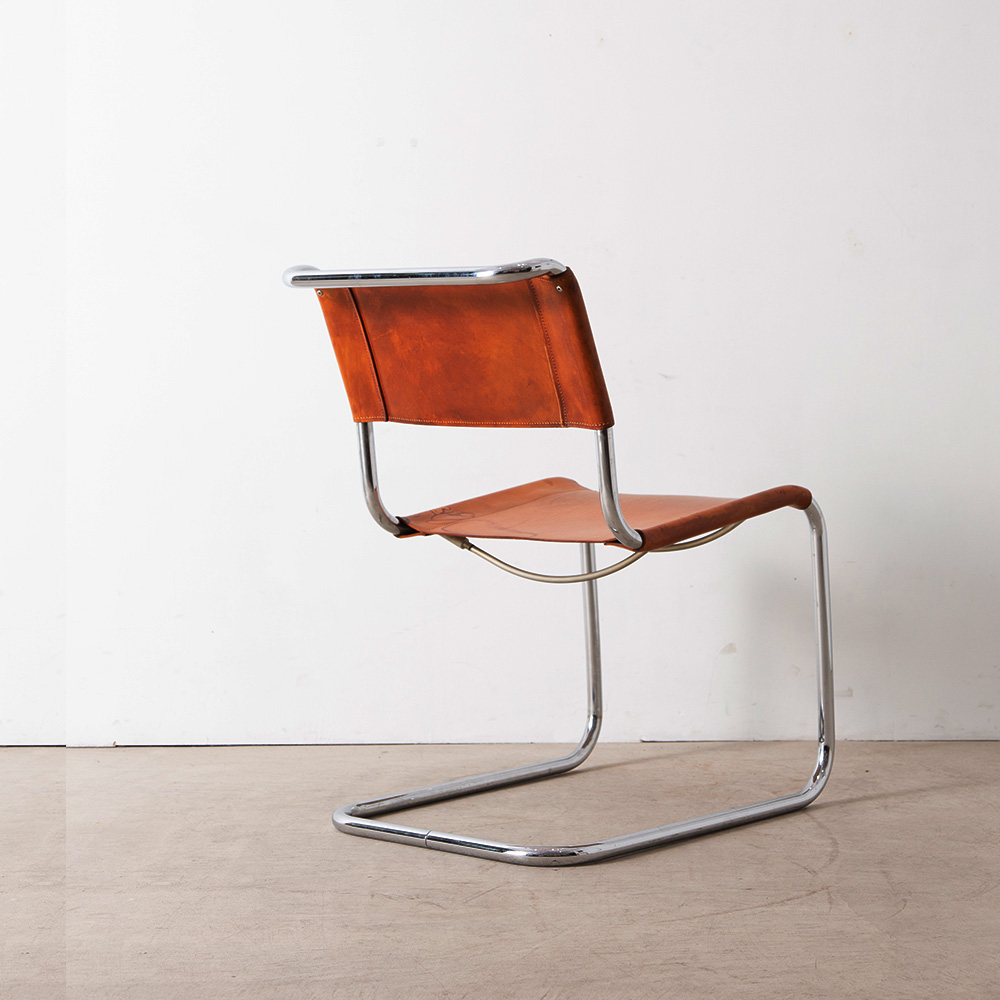 S33 Chair with Leather Seat by Mart Stam for THONET
Germany , 1960s
オランダの建築家、都市計画家、家具デザイナーである、Mart Stam（マルト・スタム）によって、1926年に発表された世界で初めてスチール製パイプのキャンチレバー構造チェア S-33。
THONET（トーネット）製。
