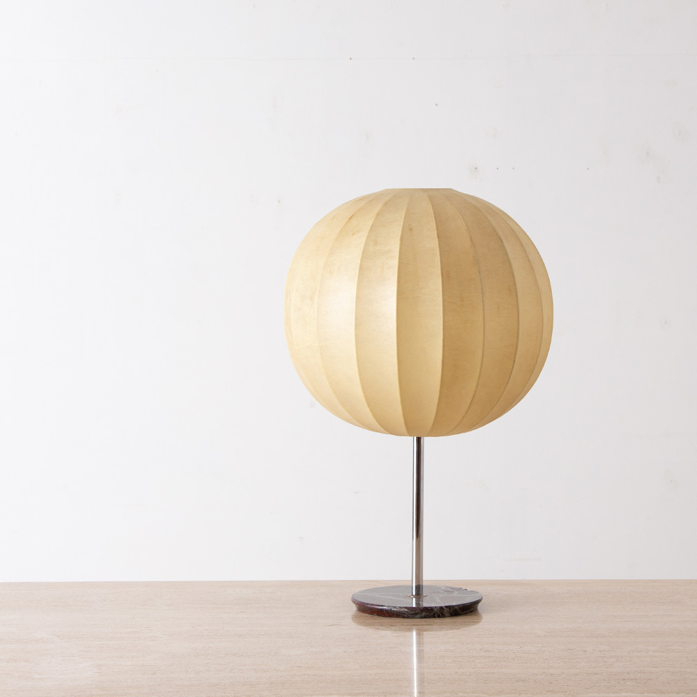 Sphere Cocoon Table Lamp in Resin and Marble
Italy , 1960s
イタリアより、大理石のベースとChromeメッキパイプ、経年変化したラウンドのシェードのバランスが美しいヴィンテージのコクーンランプ。
ワイヤーフレームに「スプレー式プラスチックコーティング」を施したこの照明は、和紙のような柔らかい光を周囲に演出してくれます。
やぶれなどもなくコンディションも良好です。

