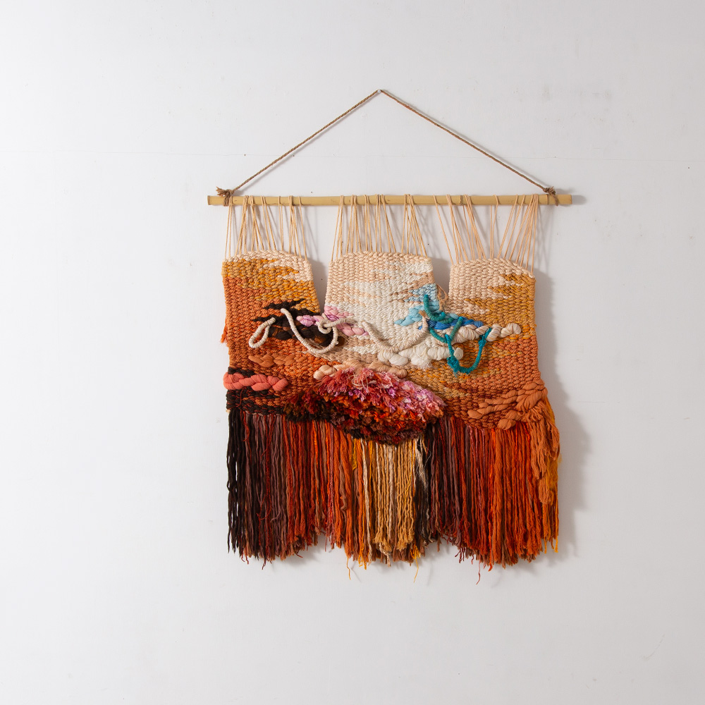 Spanish Vintage Tapestry in Orange
Spain , 1970s
スペインより、ハンドメイドで編み込まれた色合いの美しいヴィンテージのタペストリー。

