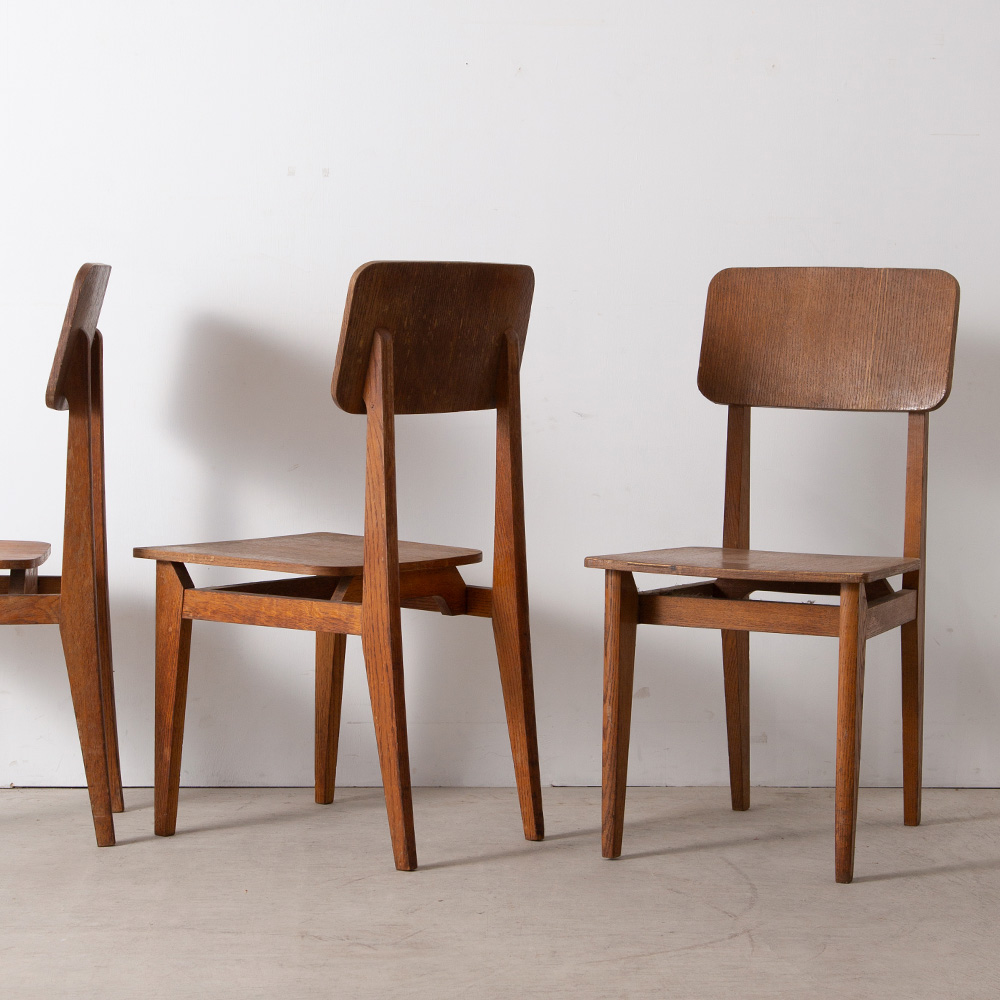 C-Chair by Marcel Gascoin in Oak
France , 1960s
フランス人デザイナー Marcel Gascoin（マルセル・ガスコアン）によってデザインされた Cチェア。
発売当時、製造工程や保管の面から、座面・背もたれは取り外され、脚部のみでも販売されていた経緯から、この椅子の座面と背もたれは、一般的なカーブのかかったものではなく、特注で取り付けられたフラットな無垢材が使用されており、市場流通の少ない非常に珍しいモデルとなります。
