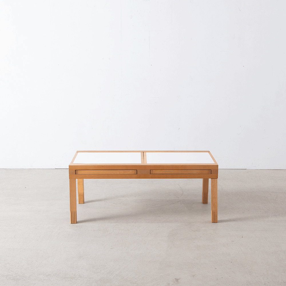 Modular Hexa Coffee Table by Bernard Vuarnesson for Bellato in White and Wood
Italy , 1980s
Bernard Vuarnesson （ベルナール・ヴアルネソン）によってデザインされたモジュール式コーヒーテーブル。 6枚の天板を交換することができ、お好みの形態へと組み替えることが可能です。
