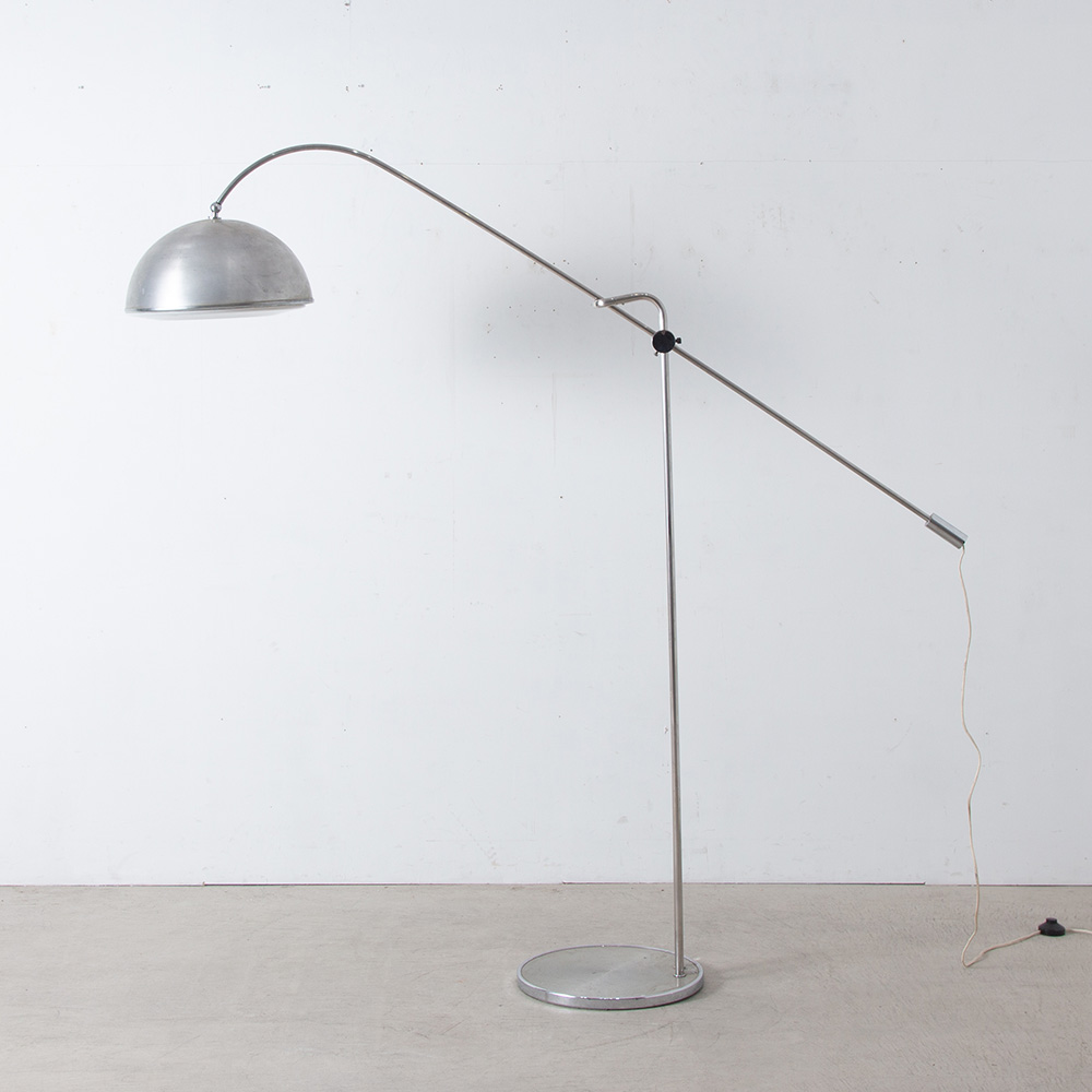 Adjustable Floor Lamp ‘Giraffe’ for Filvem Voghera
Italy , 1970s
高さや角度の調整が可能なイタリア製のヴィンテージフロアランプ。
Filvem Voghera 社製。
