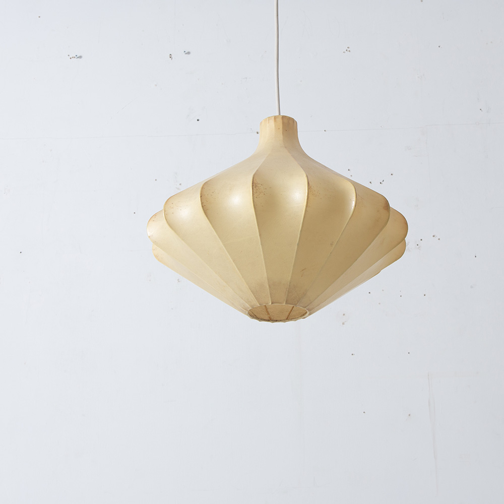 Cocoon Pendant Lamp by Friedel Wauer for Goldkant Leuchten in Resin
Germany , 1970s
ドイツより、フォルムの美しいヴィンテージのコクーンランプ。
ワイヤーフレームに「スプレー式プラスチックコーティング」を施したこの照明は、和紙のような柔らかい光を周囲に演出してくれます。
一部に破れ、ダメージがあります。
