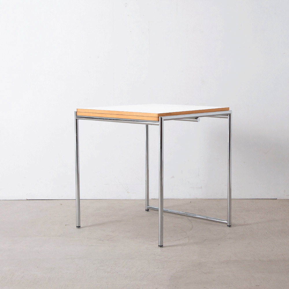 Jean Fold Out Table by Eileen Gray for ClassiCon
France , 1990s
フランス人デザイナー Eileen Gray（アイリーン・グレイ）によってデザインされた折りたたみ式のテーブル。
アイリーン・グレイの長年の親友であるのちに夫婦となる、建築家（ジャン・バドヴィチ）にちなんで名づけられた Jean というモデルの名称は、彼らが手がけた夏の別荘 E 1027 に様々な形で配置されていました。
「どの部屋にもこのテーブルが一つあり、同時に机としても使える」「すべてのピースを動かして広げれば、軽くて安定感のある小さなダイニングテーブルになる。これ以上言うことはない。」と記しています。
フレームはクロムメッキ鋼管。天板はホワイト・メラミン張り、縁はブナ無垢材を使用しています。
