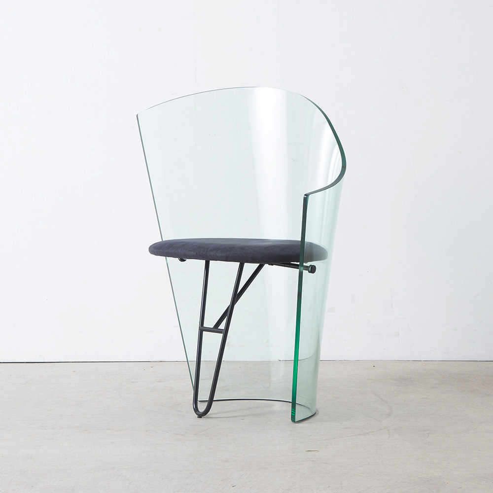 Bent Glass Chair in Navy Fabric and Steel
Italy , 1980s
イタリアより曲げガラスの背もたれ、ネイビーのファブリック製の座面、スチルパイプによる脚部の調和の美しいヴィンテージチェア。
