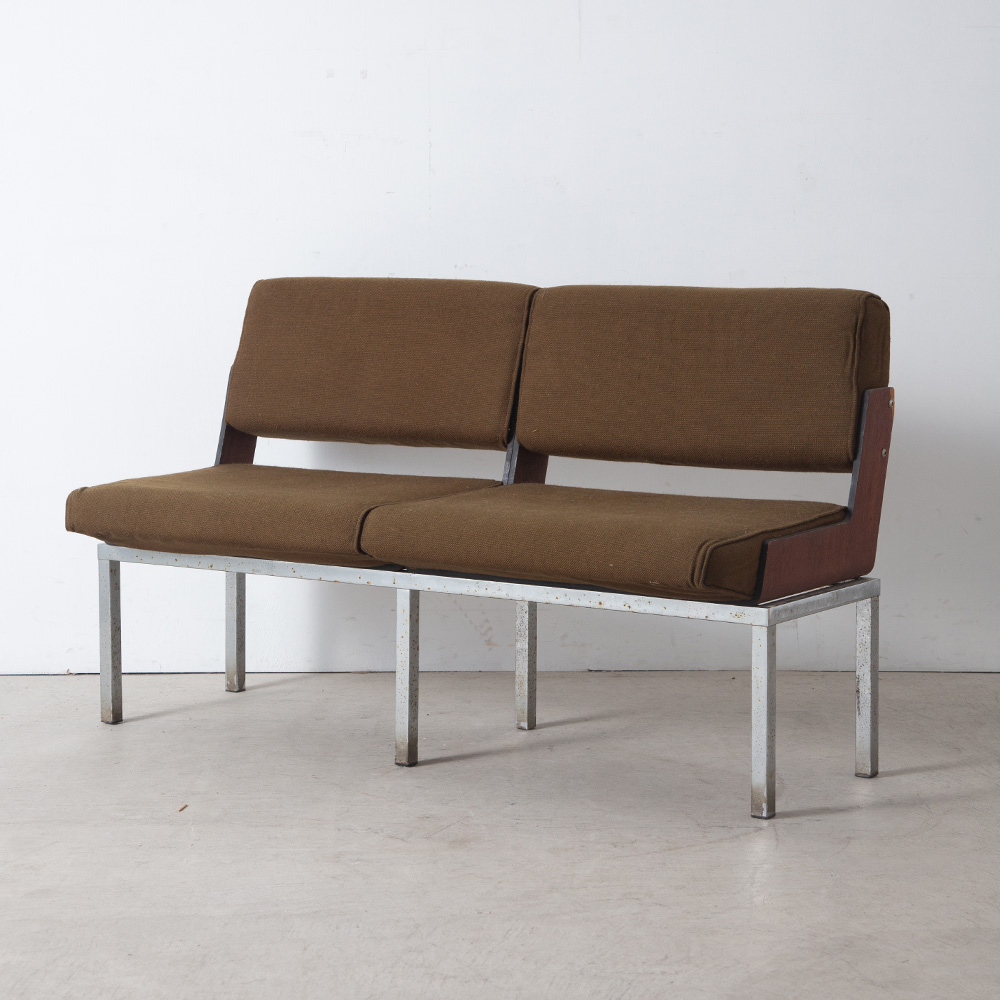 Bench by Roger Tallon for FLAMBO in Fabric , Wood and Steel
France , 1960s
Roger Tallon（ロジェ・タロン）によってデザインされたベンチ。
