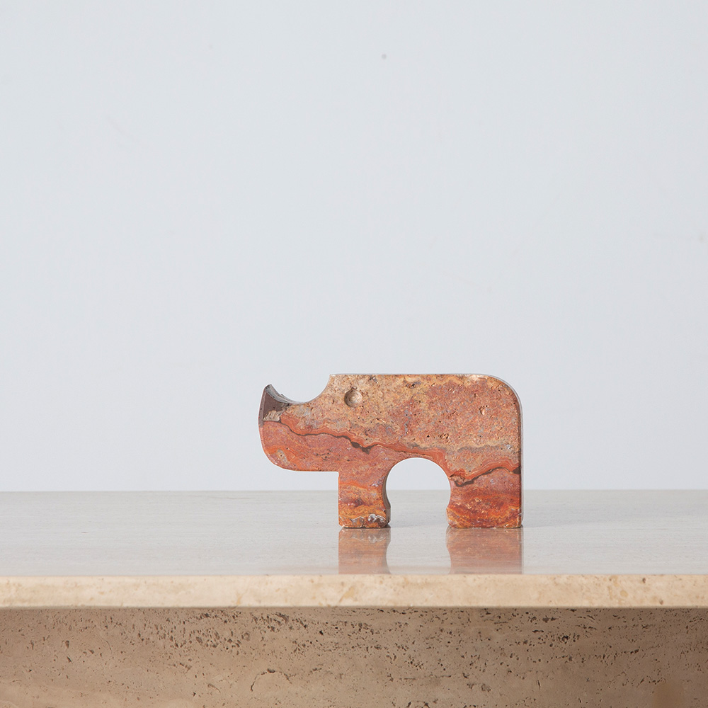 Rhinoceros Paper Weight Object by Enzo Mari
Italy , 1980s
イタリア人デザイナー、Enzo Mari（エンツォ・マリ）によるサイのフォルムの大理石製ペーパーウェイト。
