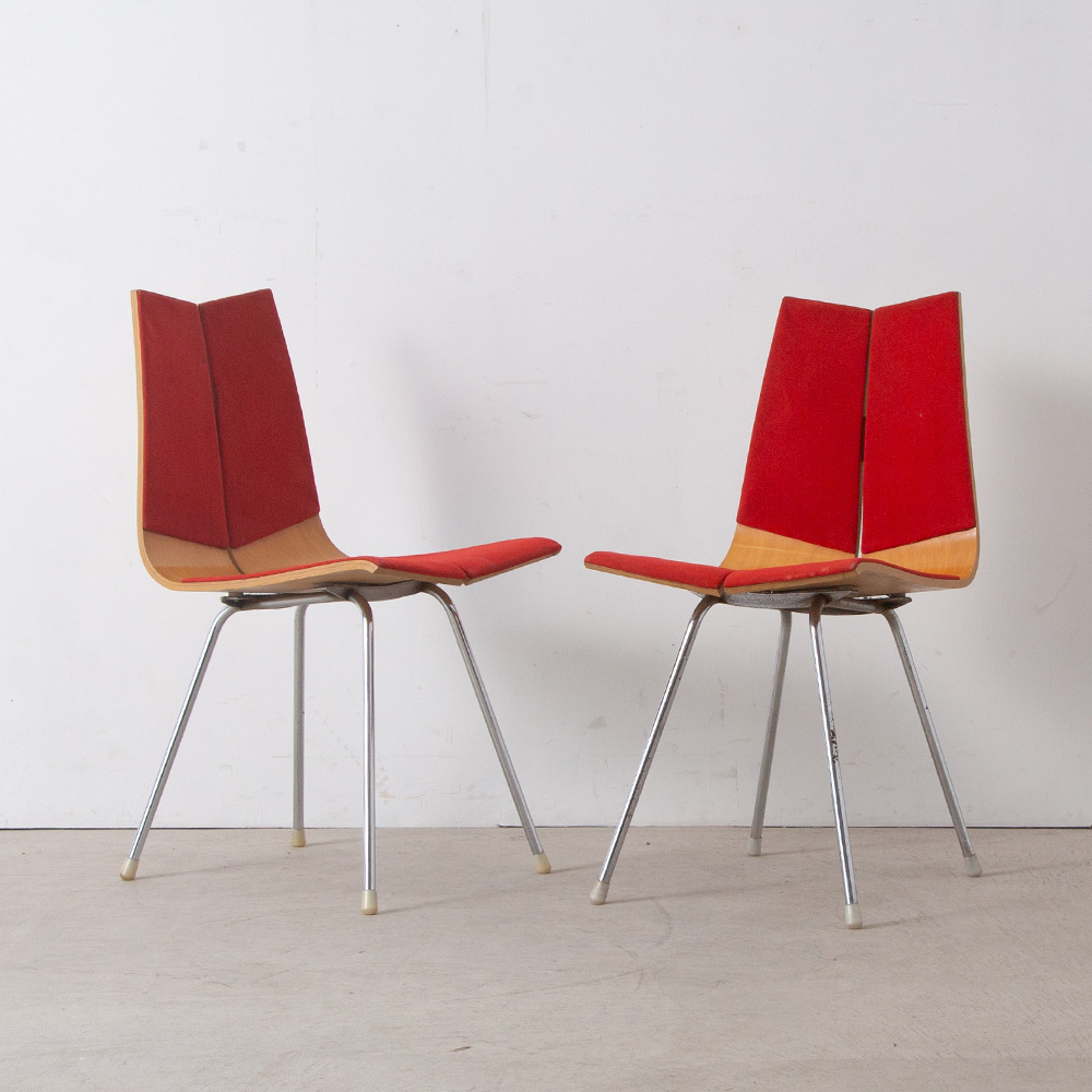 GA chair by Hans Bellmann for Horgen Glarus
Switzerland , 1960s
1955年に、スイスの建築家Hans Bellmann（ハンス・ベルマン）によって、Horgen Glarus社のためにデザインされたGA chair。
2枚の成形合板を隣り合わせた特徴的なデザインは、一目で彼の作品であることを認識させます。
流れるように成形された合板の曲線は、視覚的な美しさだけでなく、座る人の体を優しく包み込む構造となっております。
Bauhaus（バウハウス）で建築を学んだベルマンは、建築界の巨匠Ludwig Mies van der Rohe（ルートヴィヒ・ミース・ファン・デル・ローエ）の事務所で働きます。
ミースからモダニズムを継承しながらも、自らのデザインを確立させたベルマンは、Knoll社やHorgen Glarus社に向けて数々をプロダクトを発表していきました。
