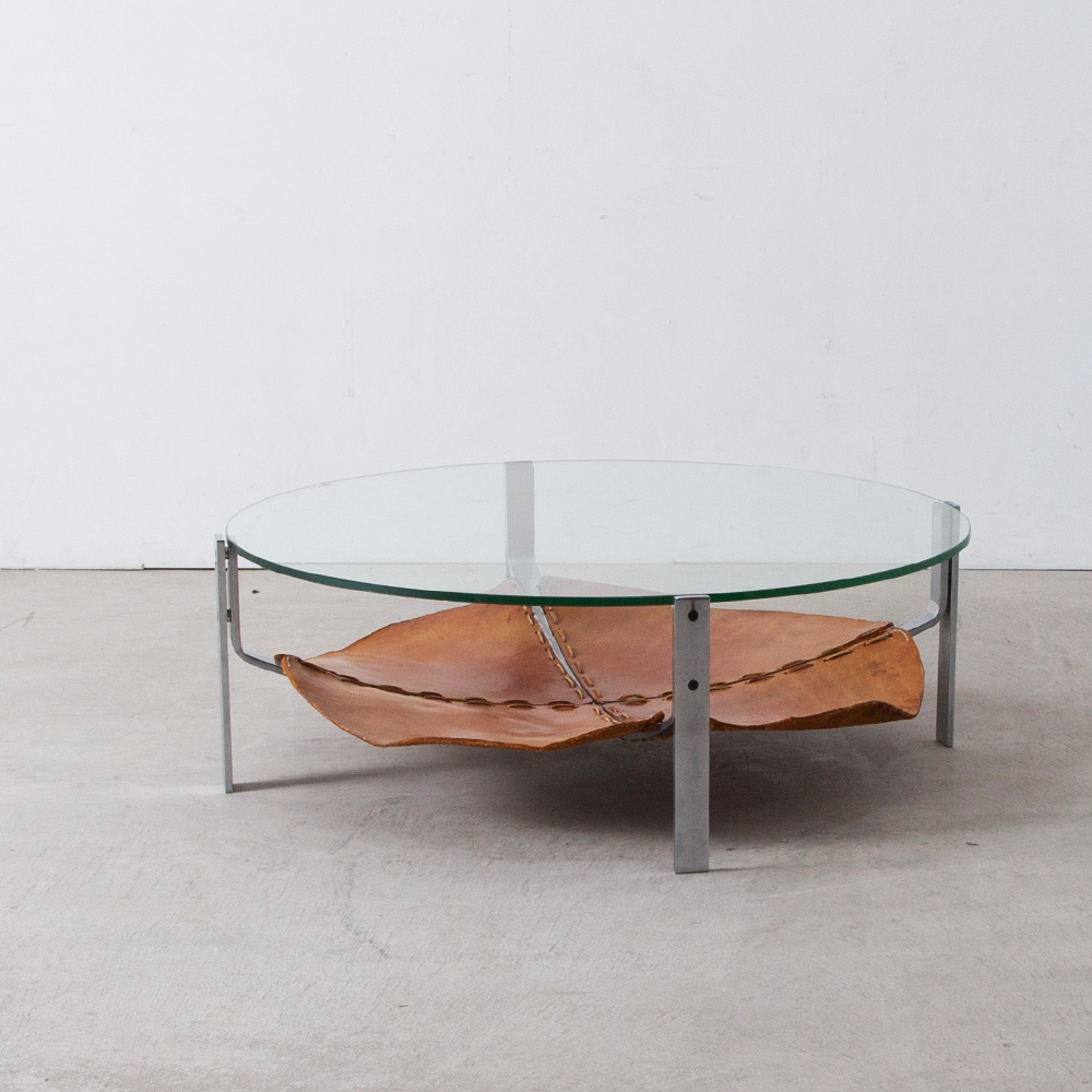 Round Coffe Table by Maupertuus Vos Groningen in Glass , Leather and Steel
Netherlands , 1960s
オランダ人デザイナー Maupertuus Vos Groningen によってデザインされた、特徴的なレザーとステンレス、ガラストップのバランスが美しい、ラウンドコーヒーテーブル。
