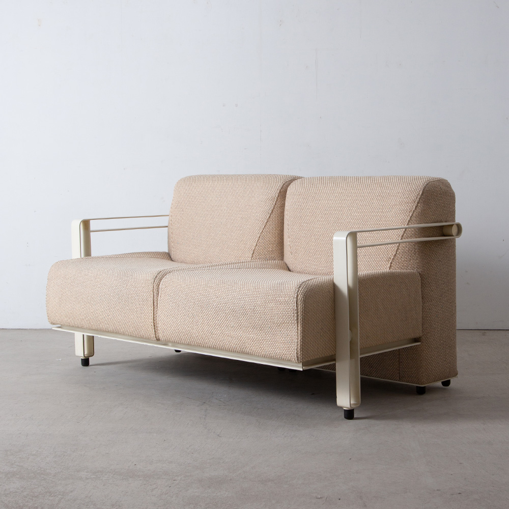 ‘Transformation’ Sofa by Hans de Wit for Artifort in Steel and Fabric
Netherlands , 1980s
オランダ人デザイナー Hans de Wit によって Artifort（アーティフォート）社のためにデザインされた、モデル Transformation ソファ。
ポストモダンの流れを感じる、幾何学的なフォルムと、肉厚のシートのバランスが美しい一台。
