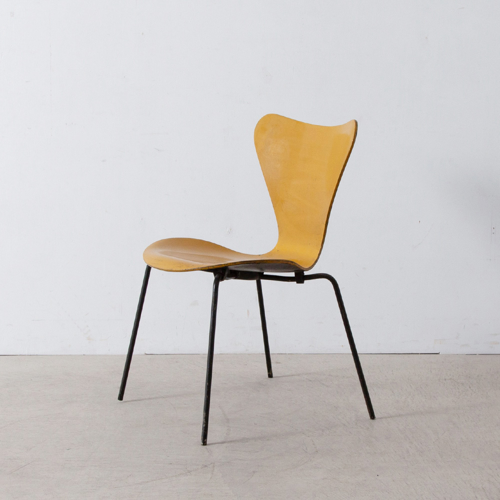 ‘SERIES 7’ Chair by Arne Jacobsen for Fritz Hansen