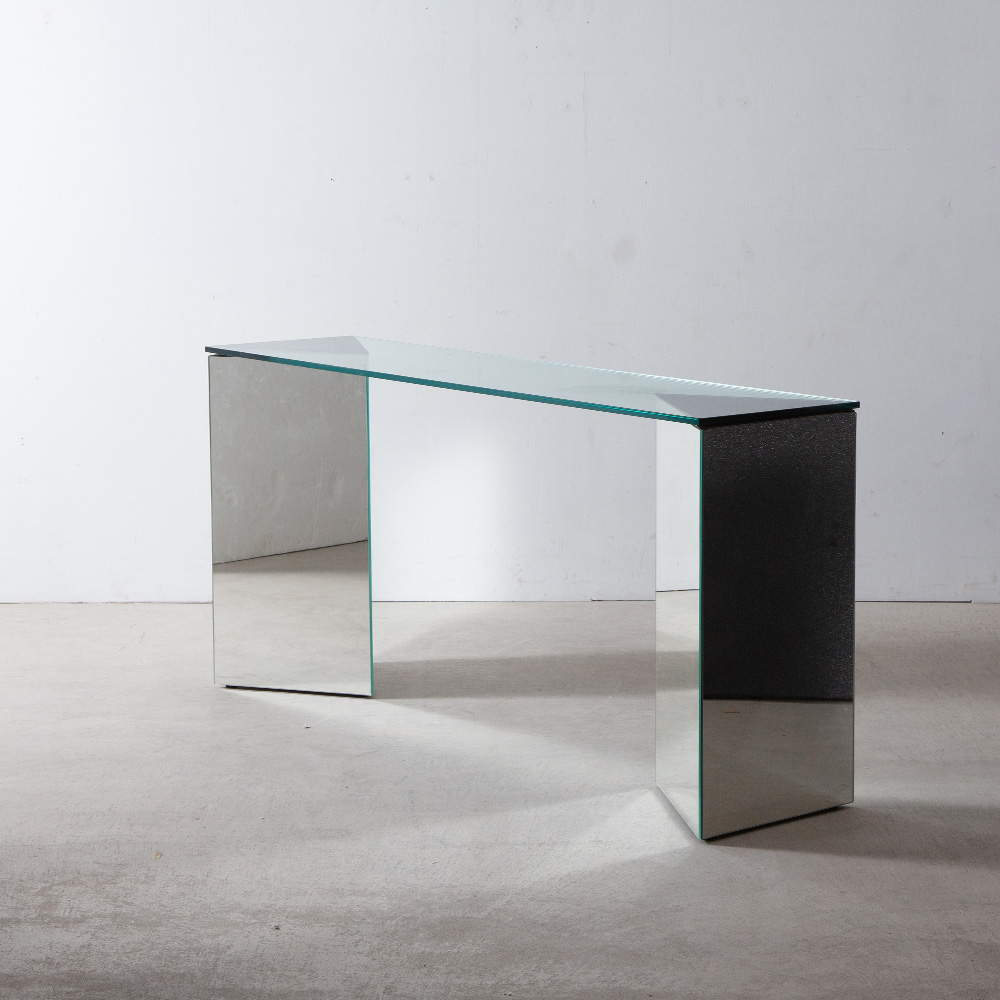 ‘Consolo’ Console Table by Giuseppe Raimondi in Glass and Mirror
Italy , 1973s
イタリア人アーティスト、Giuseppe Raimondi（1898 – 1976）によってデザインされた三角柱のミラーベースとガラストップから成る、ミニマルなコンソールテーブル。
