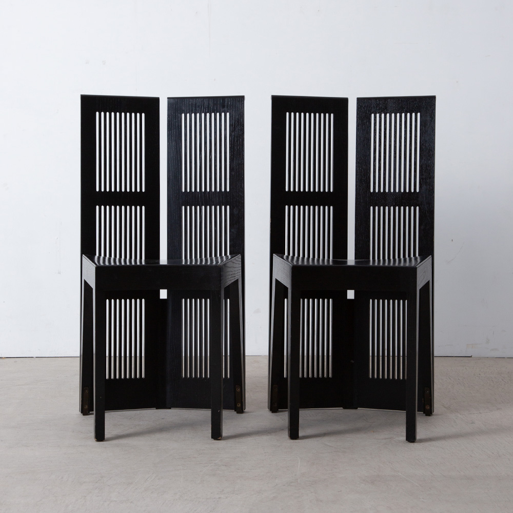“LUBEKKA” Side Chair by Andrea Branzi for Cassina
Italy , 1991
イタリアの建築家、デザイナーである、Andrea Branzi（アンドレア・ブランジ）によってデザインされ Cassina（カッシーナ）社より製造・販売されたモデル LUBEKKA サイドチェア。
非常に美しい2対のハイバックを持つ上質な木製のこの椅子は、象徴的な正面からのデザイン性はもちろん、あらゆる角度から計算された美しいフォルムが魅力です。また二脚を並べることでアールを描いたベンチなどとしてもご使用いただけます。
非常に珍しいモデルです。
