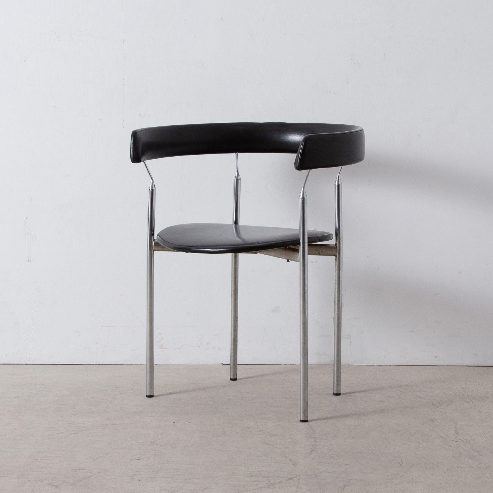 ‘Rondo’ Chair by Jan Lunde Knudsen for Sorlie Mobler
Norway , 1960s
ノルウェーのデザイナー、Jan Lunde Knudsen によってデザインされた Rondo チェア。
Jan Lunde Knudsen は、1960年代のノルウェーで最も国際的な家具デザイナーの1人でした。
50 年代のほとんどの期間、彼は米国で過ごし、60年代初頭にノルウェーに戻った後、Sørlie Møbler の家具のデザインを手掛けています。 この美しい Rondo チェアは 1961年に製造されたモデルです。
クロームとレザーのエレガントな美しいデザインと、スタッキング可能という機能性を両立した美しいデザインです。
