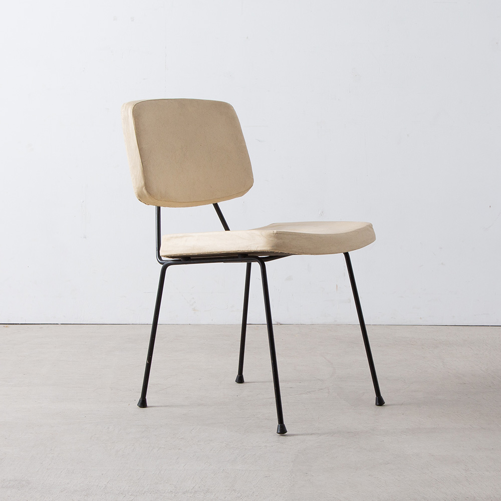 ‘CM 196’ Side Chair by Pierre Paulin in Steel and White
France , 1960s
フランス人デザイナー Pierre Paulin（ピエール・ポラン）によってデザインされた、モデル CM 196 チェア。
細身のスチールパイプとオリジナルのファブリックの美しい一脚。
