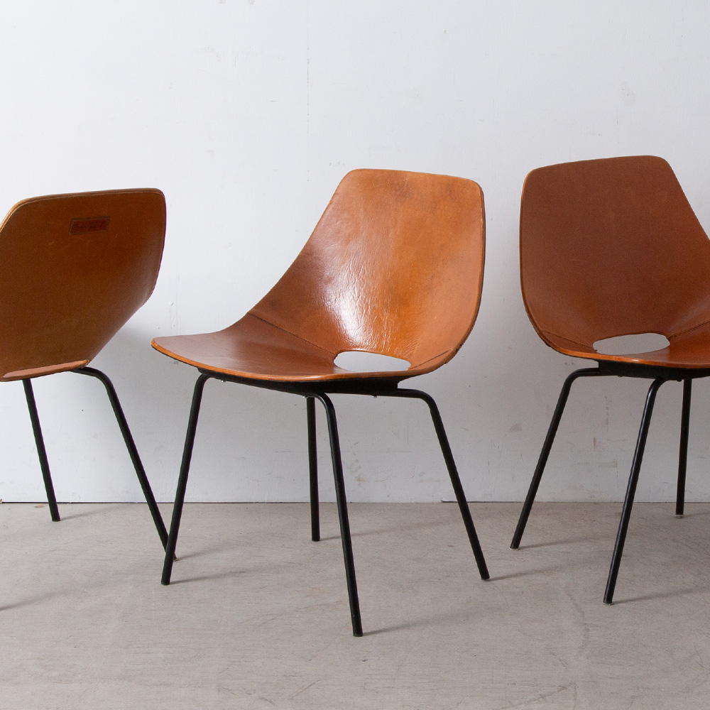 Amsterdam Chair by Pierre Guariche for Maison du Monde in Brown Leather
France , 2000s
Pierre Guariche（ピエール・ガーリッシュ）によって、1950年代にデザインされたアムステルダムチェア。
こちらは2000年以降にMaison du Monde社により復刻されたモデルで、艶やかなレザーの経年が美しい1脚です。
同デザインが6脚入荷しています。
