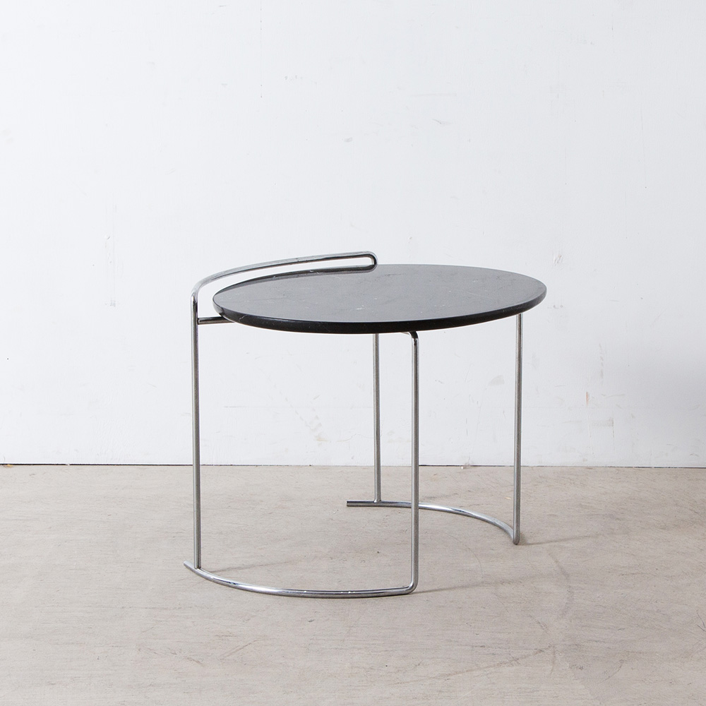 ‘DJUNA’ Side Table by Kazuhide Takahama for Cassina in Metal and Marble
Italy , 1980s
Kazuhide Takahama（高濱 和秀）によって、Cassina（カッシーナ）社のためにデザインされた、モデル DJUNA（ジューナ）サイドテーブル。
当時のオリジナルの黒い大理石の天板が付属しています。クロームパイプの細身の美しい脚部との調和の美しい一台。
20世紀のアメリカを代表するモダニスト作家、Djuna Barnes の著書へ捧げられたデザインです。
