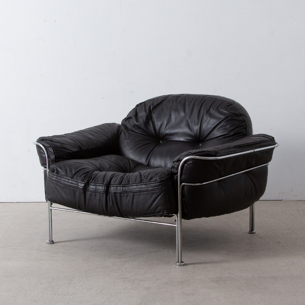 ‘922’ Lounge Chair by Carlo de Carli for Cinema
Italy , 1969s
イタリアを代表する建築家・デザイナーである Carlo de Carli（カルロ・デ・カルリ）1910-1999 によって、Cinema社の為にデザインされた、モデル 922 ラウンジチェア。
細身のクロームパイプの描く美しい曲線と、上質のブラックレザーの調和の取れた非常に美しい一台。非常に珍しいモデルです。
イタリアの巨匠 Gio Ponti（ジオ・ポンティ）とも仕事を共にし、その経験は、若かりしカルリのデザインに対するアプローチの形成に非常に大きな影響を与えています。
