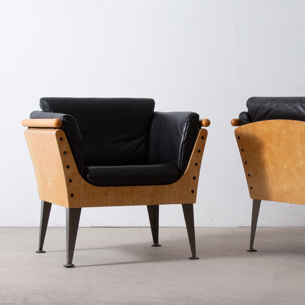 Postmodern Style Arm Chairs for Thema in Birchwood , Leather and Steel
Italy , 1980s
イタリア Thema 社製のポストモダンスタイルのラウンジチェア。
上質なブラックレザーのシートと、特徴的なプライウッドのボディー、スチール製の脚部のバランスの印象的なこのチェアは、美しいデザイン性と同時には非常に快適な座り心地を提供してくれます。
