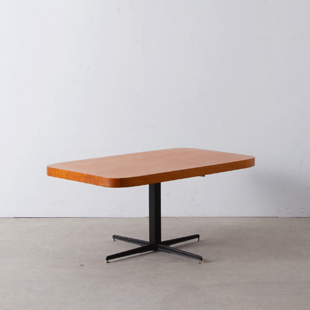 Adjustable Table by Charlotte Perriand for Les Arcs 1800 in Steel and Pine
France , 1970s
フランスのデザイナー、Charlotte Perriand（シャルロット・ペリアン）が1970年代にフランスのスキーリゾート、レザルクのためにデザインした、エッジが丸みを帯びた高さ調節可能な長方形のテーブル。
長方形の天板は美しいパイン集成材からなり、ブラックラッカー仕上げのメタルベースを備えています。ジャッキシステムにより昇降が可能です。
Les Arcs（レザルク）