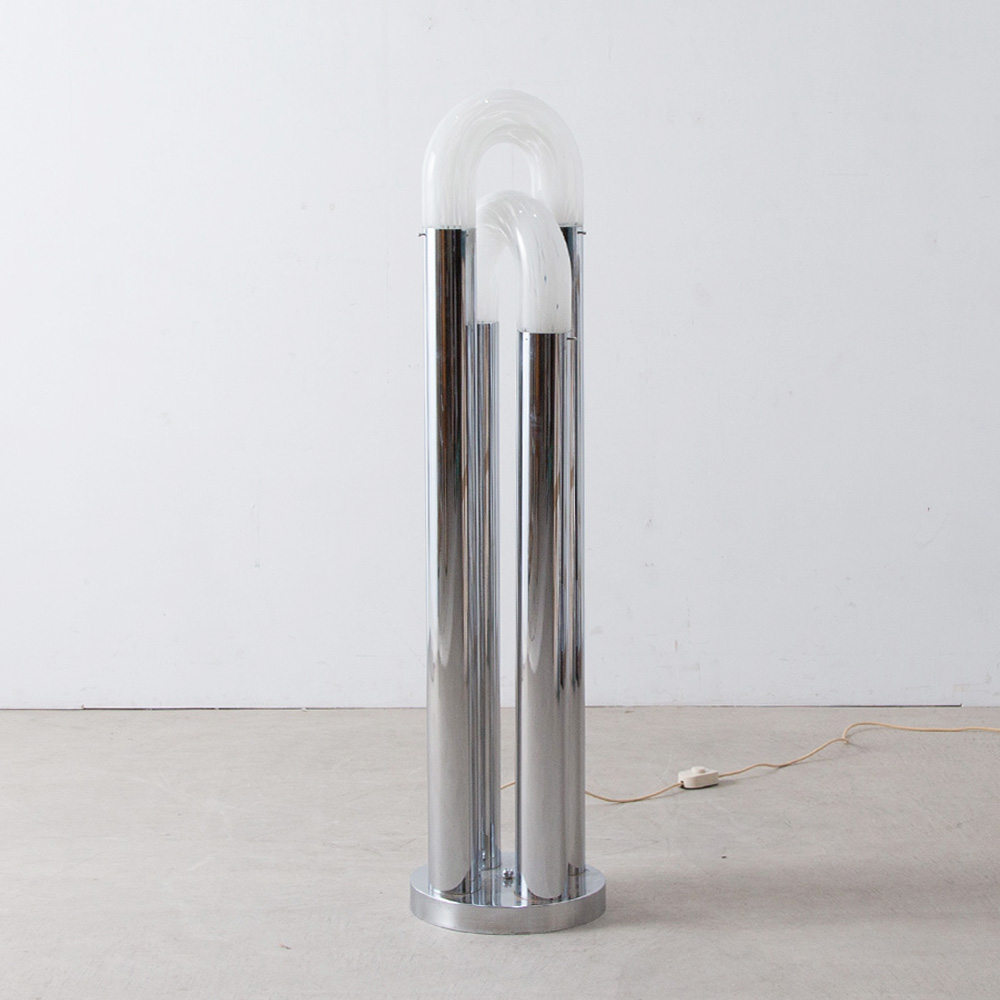 Floor Lamp by Carlo Nason for Mazzega in Italian Murano Glass and Chrome
Italy , 1960s
イタリア人デザイナー Carlo Nason（カルロ・ネイソン）によって Mazzega 社の為に、デザインされたフロアランプ。
4本の太いクロームパイプとそれらを繋ぐ2対のヴェネチア製のムラーノガラスシェードによる独創的なデザインが美しい一台。
