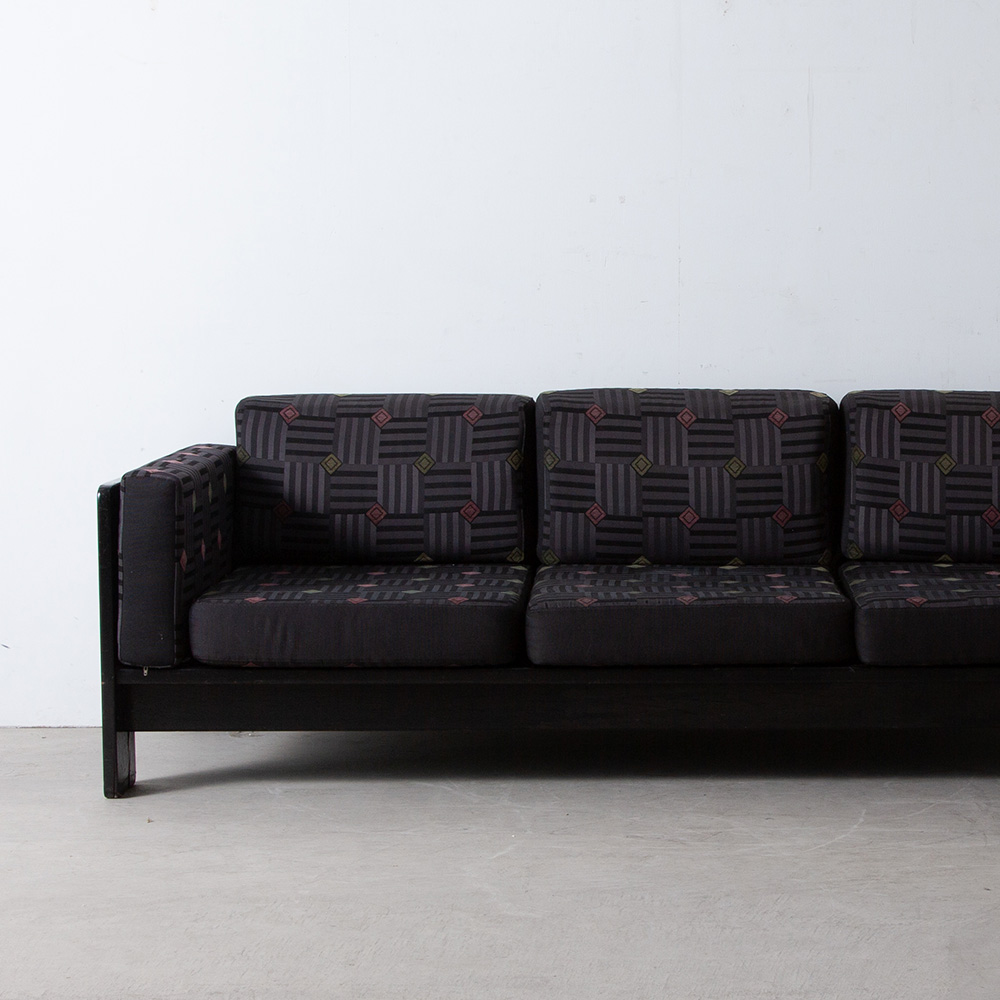 Bastiano 3P Sofa by Afra & Tobia Scarpa for Knoll in Fabric and Wood
Italy , 1960s
1962年にデザインされた Bastiano（バスティアーノソファ）は、シンプルで洗練されたデザインでありながら、エレガントな快適さを併せ持つバランスの良さが魅力です。
Knoll 社製、当時のオリジナルのファブリックとなります。
