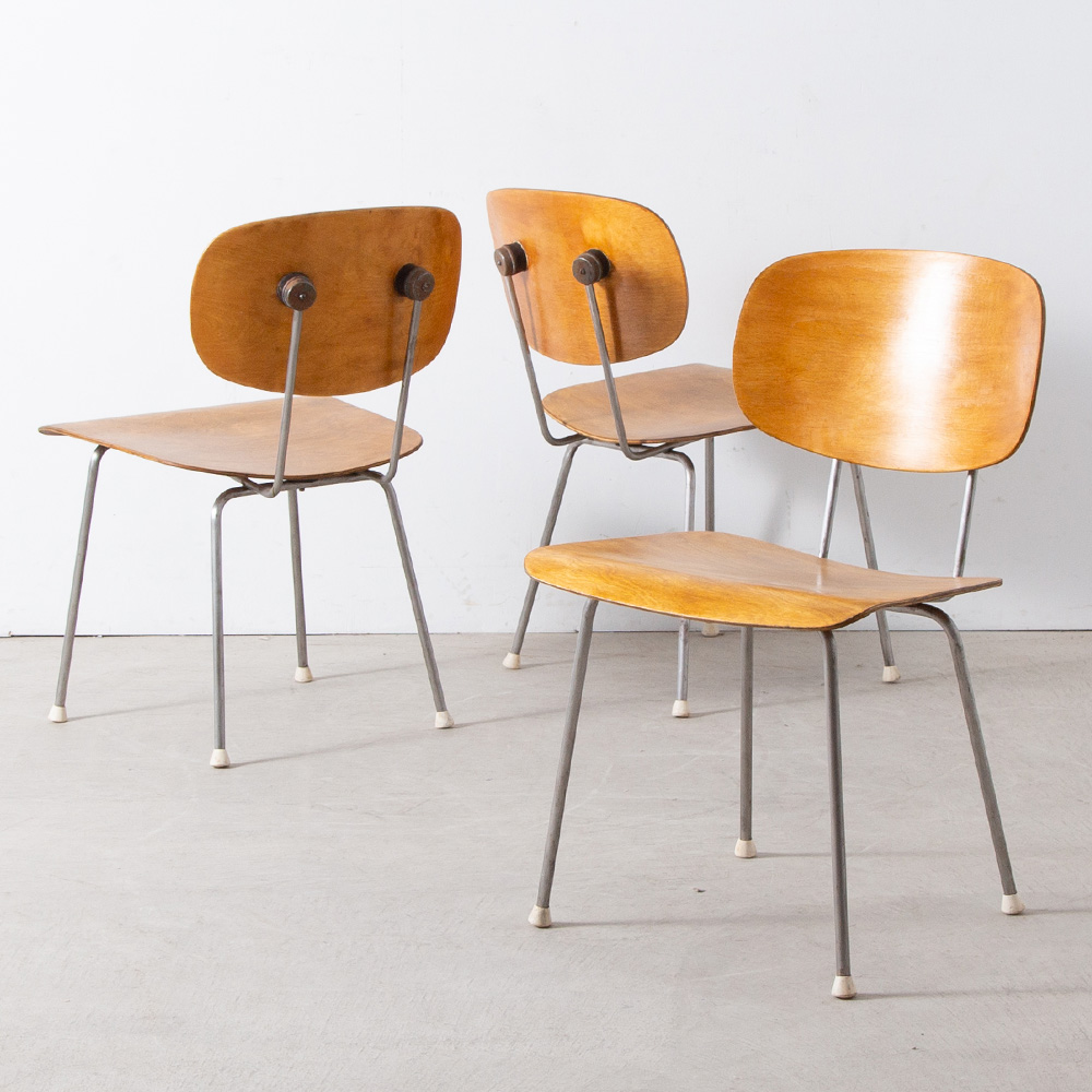 ‘116’ Chair by Wim Rietveld for Gispen in Wood and Steel
Netherlands , 1953
オランダ人デザイナー Wim Rietveld（ウィム・リーとフェルト）がデザインしたモデル 116チェア。
Gispen社製。
1953年にデザインされたこの椅子は、背もたれや座面裏に取り付けられたゴムクッションがサスペンションとなり心地よい座り心地を実現しています。
同デザイン4脚入荷しています。
