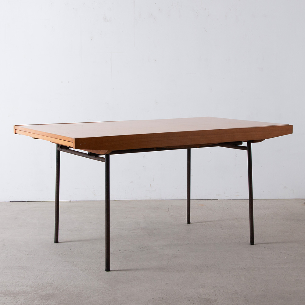 Extension Dinning Table by Alain Richard for Meubles TV in Wood and Steel
France , 1953s
1954年、フランスのデザイナー、Alain Richard（アラン・リシャール）がデザインしたダイニングテーブル。
テーブルの両端には拡張天板が収まっており、収納された状態でも違和感が無い美しいフォルムを保っています。
両端の天板を拡張すると幅2190mmとなり、大人数でも使用できるなど非常に機能的でありながら、すっきりとした抜けのあるアイアンの脚部と天板のラインとの調和の美しい一台です。
