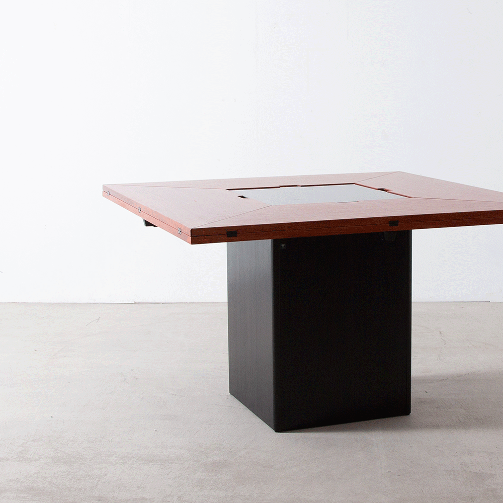 ‘Cirkante’ Extention Dining Table by Dries en Bob Vanden Berghe for Tranekaer
Netherlands , 1976s
オランダ人デザイナー Dries en Bob Vanden Berghe によって Tranekaer 社のためにデザインされた、モデル Cirkante ダイニングチェア。
4辺の天板を拡張することで、8角形の大型のテーブルへと変形します。
