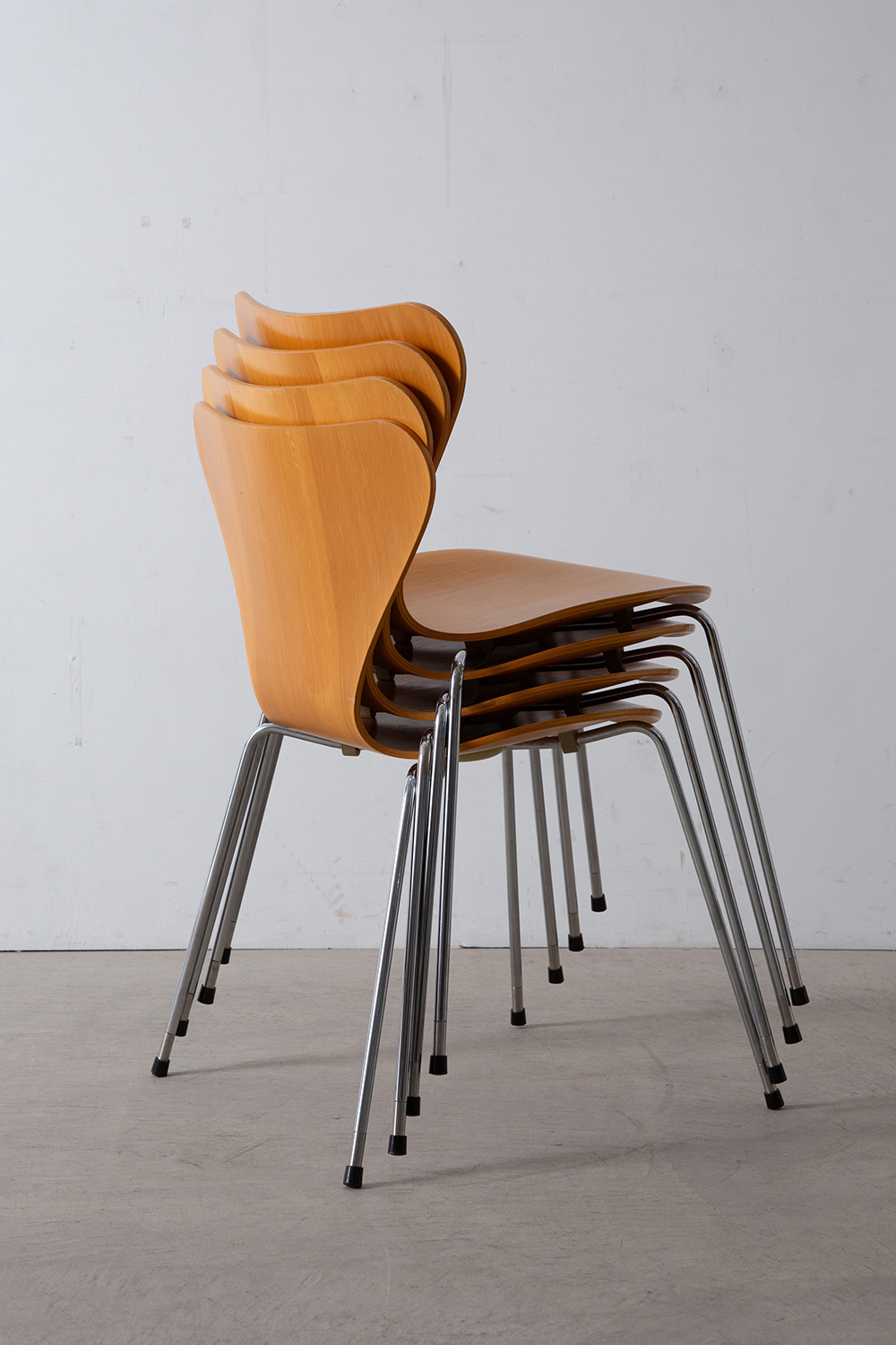stoop | 'SERIES 7' Chair by Arne Jacobsen for Fritz Hansen