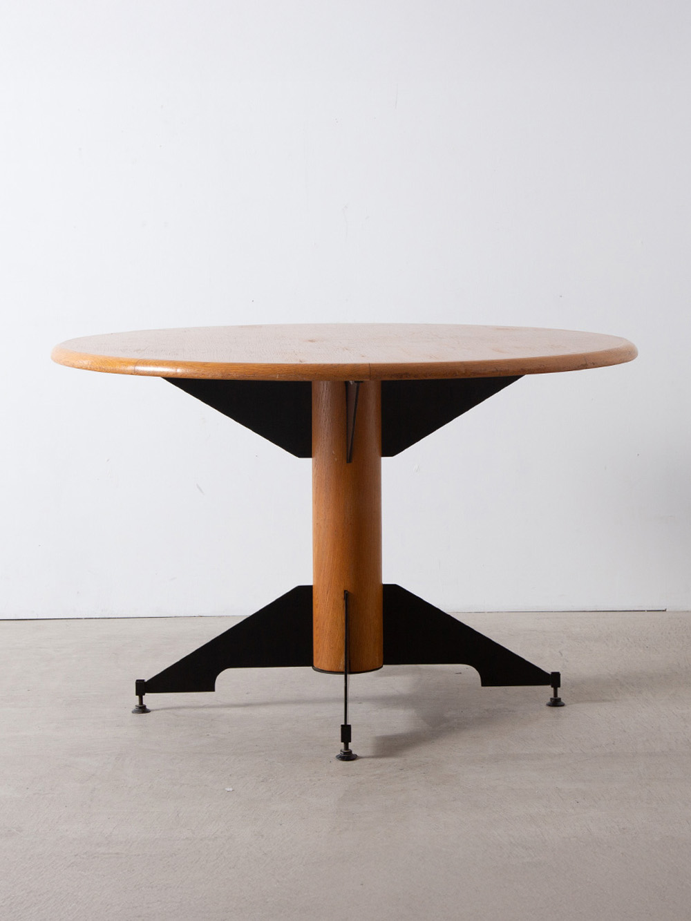 Round Dining Table in Black and Wood