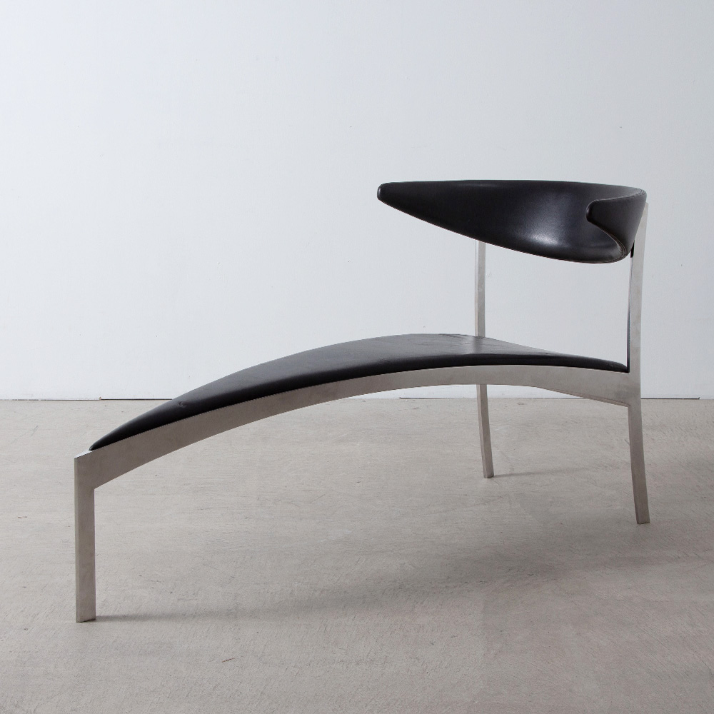 ‘Model Reflect’ Easy Chair by Gitte Nothlev & Uffe Nørtoft in Stainless Steel and Leather
Denmark , 2000s
デンマーク夫婦からなるデザインユニット Gitte Nothlev & Uffe Nørtoft（ギッテ・ノスレフ & ウッフェ・ノートフト）によって、デザインされたモデル Reflect チェア。
レザーとステンレス製の脚部、特徴的なフォルムが見事に調和したこのチェアは、見た目とは裏腹に、様々な角度で腰掛けることが可能。デンマークの希少なユニークピースです。
