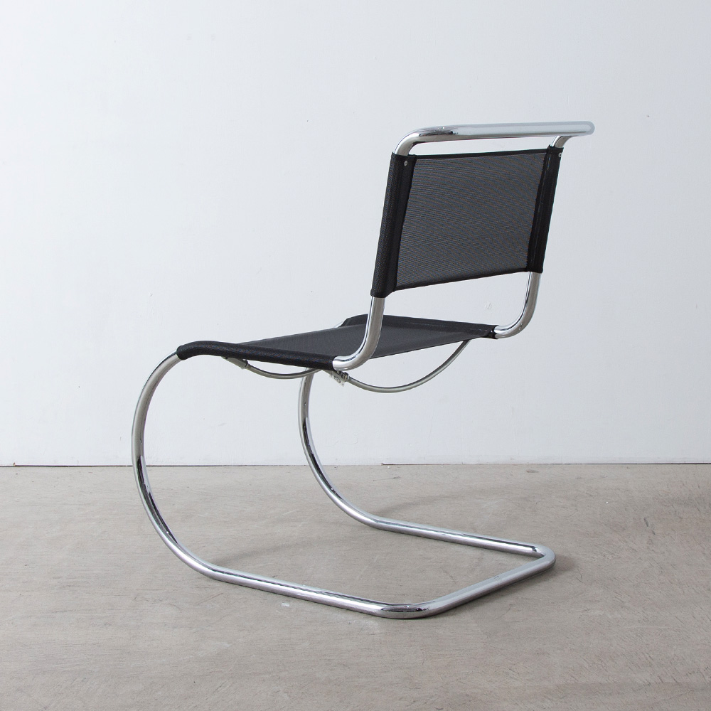 Mr 10 / Mr 533 Chair by Mies van der Rohe for THONET
Germany , 1920s
近代建築の巨匠、Mies van der Rohe （ミース・ファン・デル・ローエ）によってデザインされた‘MR’チェア。
非常に珍しいメッシュ素材が貼られた座面と背もたれによる、1980年代製造のTHONET社製となります。
名作に数えられるこの椅子は、1927年開催のドイツ工作連盟主催の住宅展示会「ヴァイセンホーフ・ジードルング」にて発表されると、一躍注目を集めます。
同会場で発表されたマルト・スタムの‘S33’チェアと共に、後の家具デザインに多大な影響を与えました。
