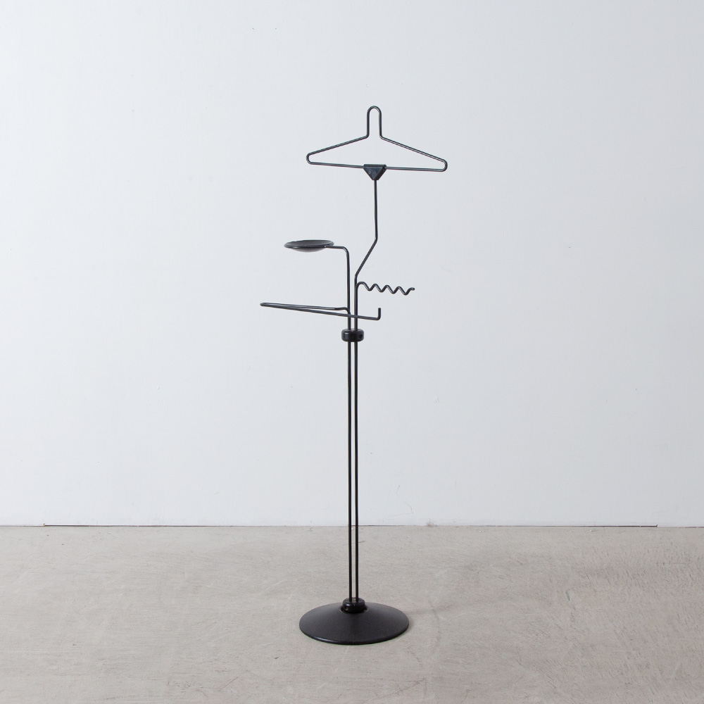 Arcibaldo Coat Rack by Giorgio Marianelli and Raul Barbieri for Valenti
Italy , 1980s
1980年代初頭、Giorgio Marianelli（ジョルジョ・マリアネッリ）と Raul Barbieri （ラウル・バルビエリ）が、Valenti（ヴァレンティン）のためにデザインした Arcibaldo コートラック。
ハイテクデザインとポストモダンラインの組み合わせによる独断的な二人のデザイン姿勢を反映しながらも、機能性を両立した美しい一台。 鋳物製のベース裏面には刻印が残されています。
