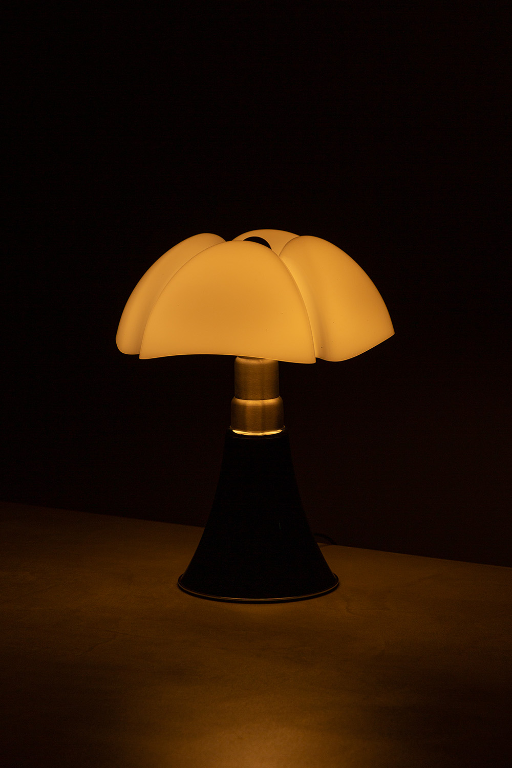 Gae Aulenti,ガエ・アウレンティ,PIPISTRELLO,ピピステレッロ,テーブルランプ,清澄白河,Antique,Vintage,Interior Design,アンティーク,ビンテージ,ヴィンテージ,家具,雑貨,インテリア,店舗什器,設計,インテリアデザイン,内装,什器,店舗設計,ギャラリー,デザイナーズ家具,ショールーム