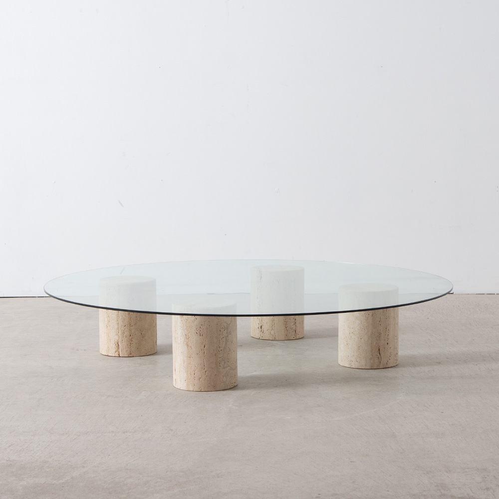 Coffee Table in Glass and Travertine
Italy , 1970s
イタリアより、4本の円柱とラウンド天板からなる、ヴィンテージコーヒーテーブル。
ベース部分はお好みの配置でご使用いただけます。
