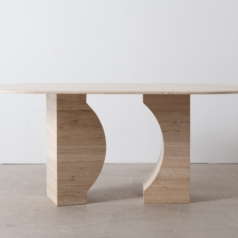 Dining Table with Geometric Base in Travertine
Spain , 1970s
スペインより、幾何学的な脚部の印象的なトラバーチン製のダイニングテーブル。
置き方次第でさまざまな表情を見せる脚部は、お好みの配置でご使用いただけます。
